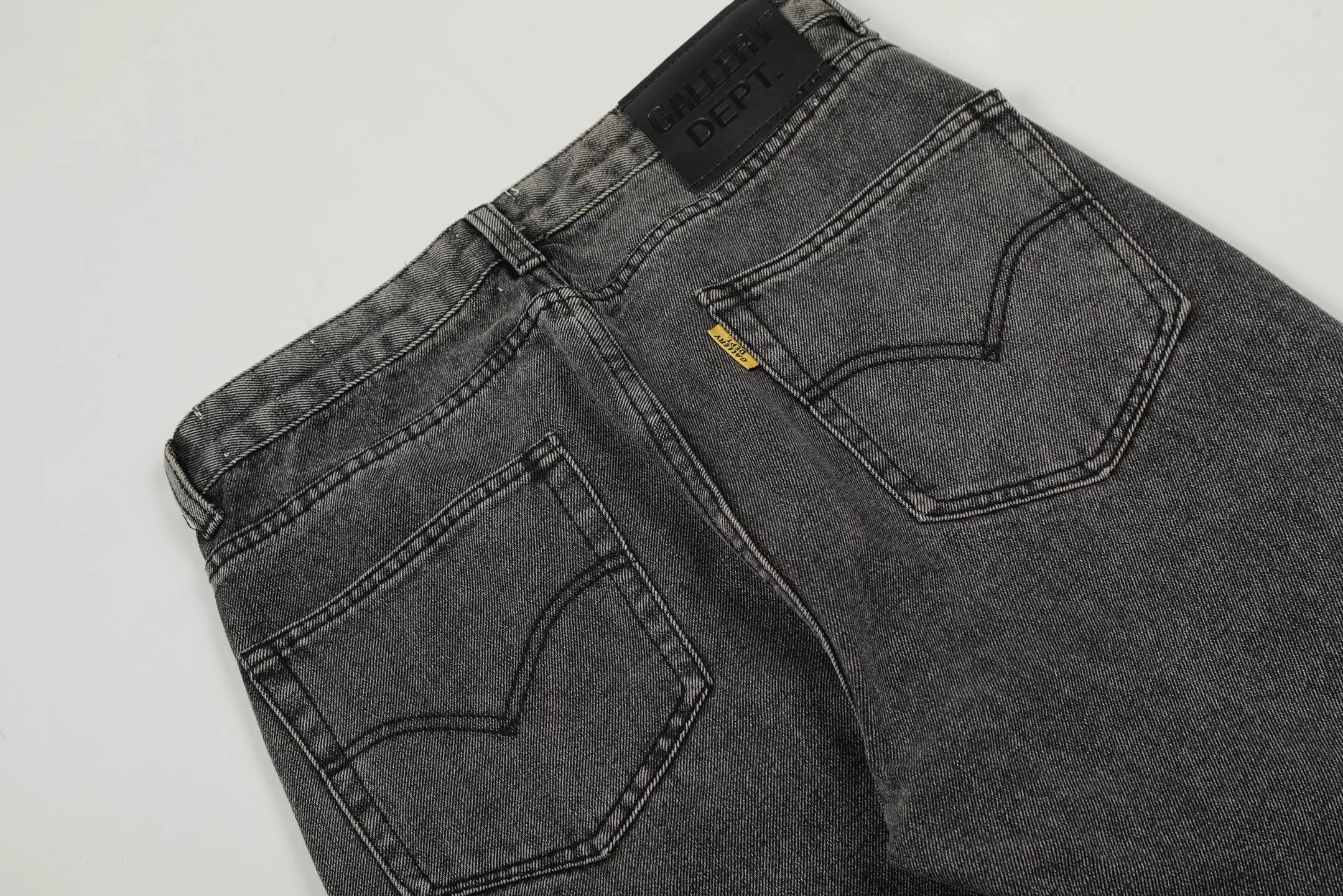 #8212 P246💰 GALLERY DEPT. LA Flared The first generation of Vintage spliced loose washed flared jeans - The original version is purchased and patterned to truly restore the ultimate texture of Vintage - The original hardware accessories, washed and other elevators, QR code analysis are all purchased from the original factory, high degree of restoration, you are welcome to compare with a certain product ~ - Three-dimensional version, loose and comfortable, not picky about the figure, taller and slimmer, factory Seiko, original factory quality control, same style for men and women, can be matched with couples Versatile recommendation: must-have jeans for all seasons - Sizes: 28 30 32 34 36